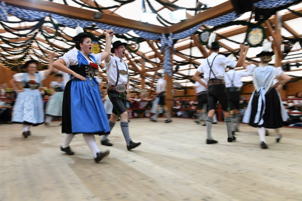 V Mnichově se koná 186. ročník tradičního pivního festivalu Oktoberfest (22. 9. 2019).