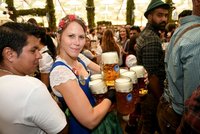 Naraženo! Oktoberfest zase zdražil: Pivo za 380! Znalci poukazují na krutý trend