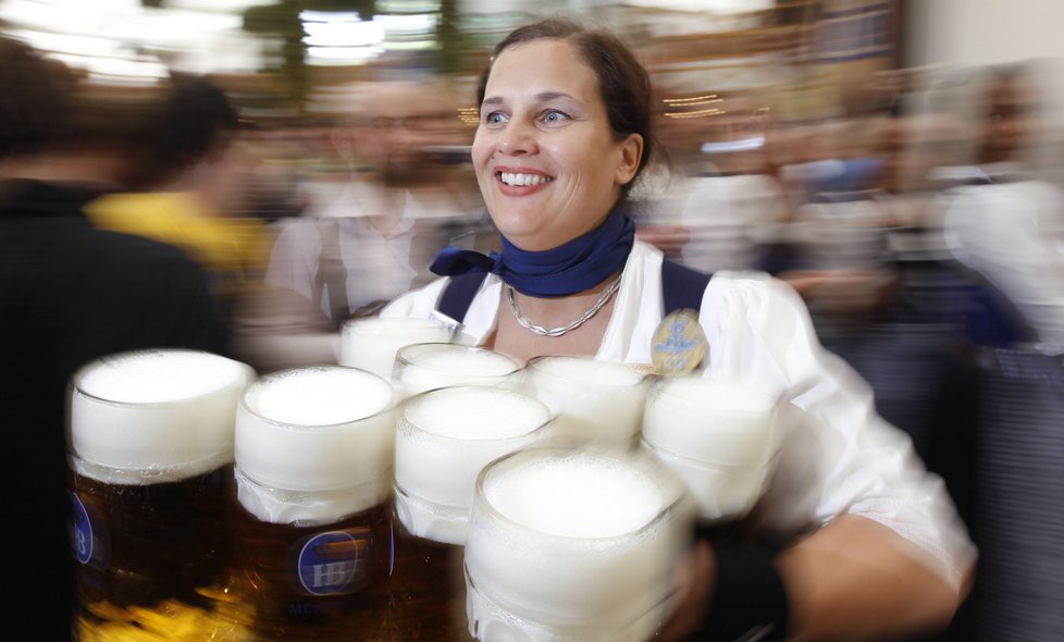 Pivo se na Oktoberfestu točí do tradičních tupláků. Jeden vás příjde na téměř 9 eur