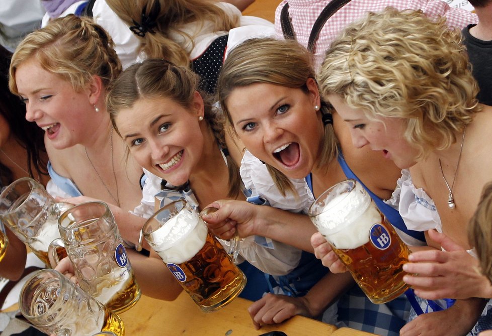 K pivnímu Oktoberfestu neodmyslitelně patří krásné dívky.