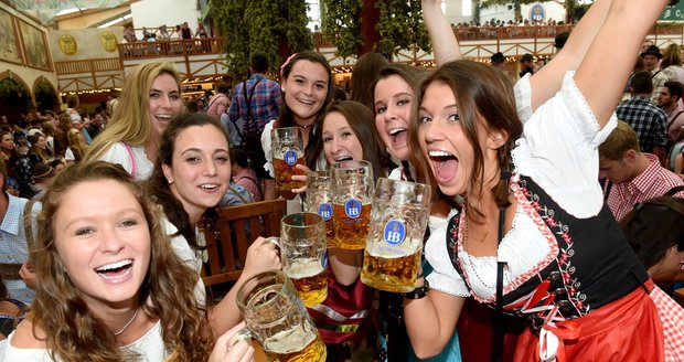 Baťůžkářům asi zatrhnou Oktoberfest. Německé útoky ovlivní i pivní slavnosti