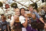 Na letošním Oktoberfestu se zatím vypilo méně piva.