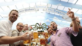 Na letošním Oktoberfestu se zatím vypilo méně piva.