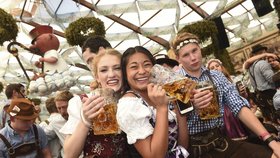 Na letošním Oktoberfestu se zatím vypilo méně piva.