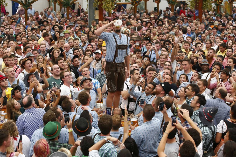 Na letošním Oktoberfestu se zatím vypilo méně piva.