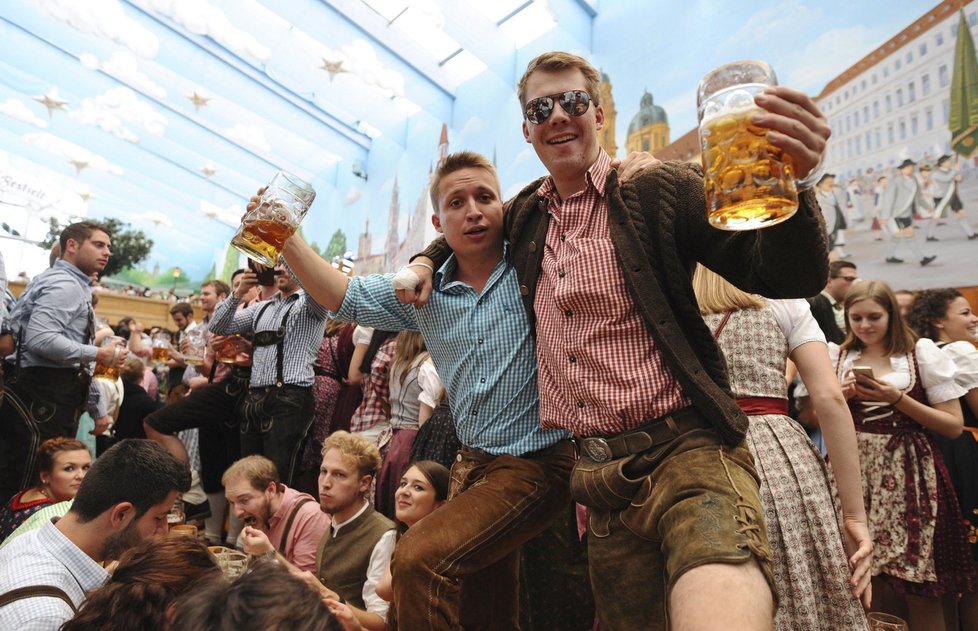 Na letošním Oktoberfestu se zatím vypilo méně piva.