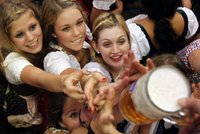 Oktoberfest 21. století je jako lunapark topící se v pivu
