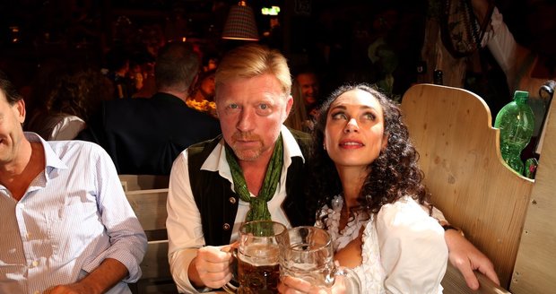 Boris Becker vyvedl svou krásnou manželku. A její dekolt zaujal všechny okolo!