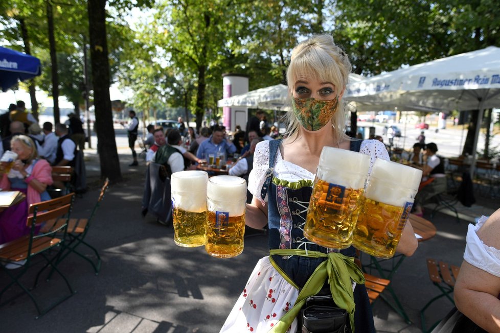 V okolí areálu oblíbeného pivního festivalu&nbsp;Oktoberfest na Tereziánské louce jsou podniky plné. Místo zrušeného pivního stánku vyrazili nadšenci alespoň na zahrádky. (19. 8. 2020)