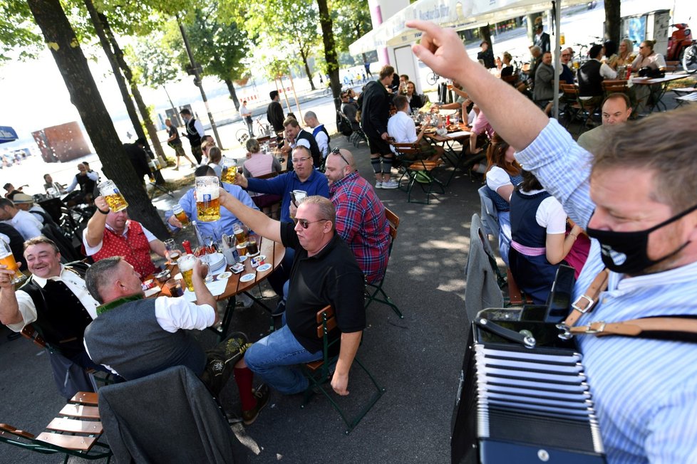 V okolí areálu oblíbeného pivního festivalu&nbsp;Oktoberfest na Tereziánské louce jsou podniky plné. Místo zrušeného pivního stánku vyrazili nadšenci alespoň na zahrádky. (19. 8. 2020)