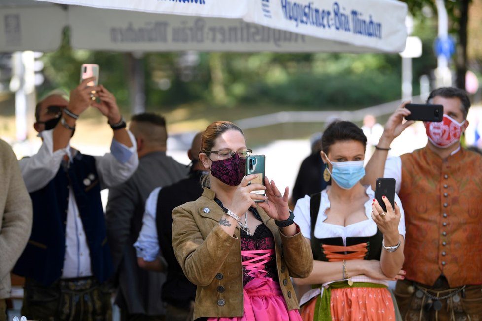 V okolí areálu oblíbeného pivního festivalu&nbsp;Oktoberfest na Tereziánské louce jsou podniky plné. Místo zrušeného pivního stánku vyrazili nadšenci alespoň na zahrádky. (19. 8. 2020)