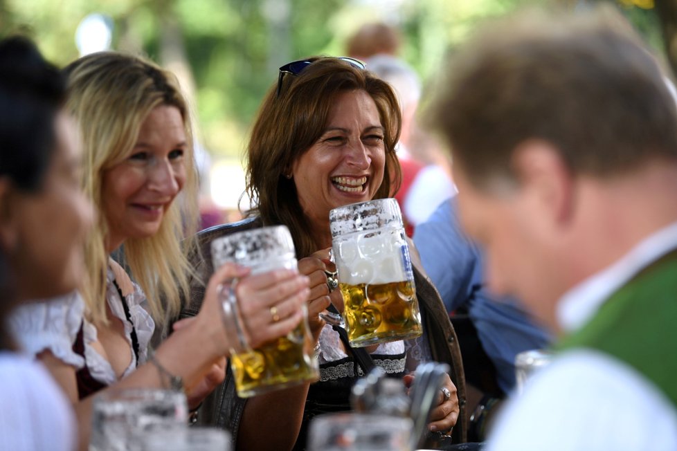 V okolí areálu oblíbeného pivního festivalu  Oktoberfest na Tereziánské louce jsou podniky plné. Místo zrušeného pivního stánku vyrazili nadšenci alespoň na zahrádky. (19. 8. 2020)