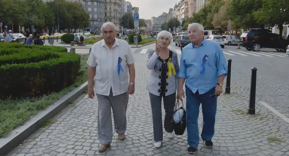 Generál Jermakov, zdravotní sestra Máša a poručík Ilja Smolokovský na procházce po Václavském náměstí, stejném místě, kam před lety přijeli v tancích.