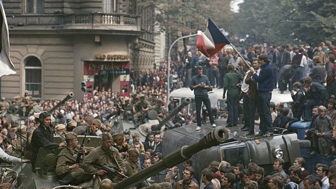 Chris Rooney na Vinohradské třídě v Praze (na voze vlevo) fotografuje vojska »spřátelených armád«.