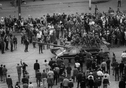 28. Poslední díl seriálu Píseň pro Rudolfa III. se natáčel v srpnu 1968 mezi tanky, a velmi ostře kritizoval okupaci sovětskými vojsky. Po odvysílání byl zakázán a skončil v trezoru.