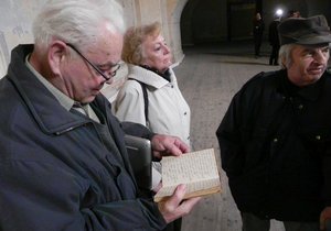 Zdeněk Bašta (vlevo) se zápisníkem svého dědečka a babičky. Obsahuje i zmínku, že rodinu gestapu udal někdo ze sousedů.