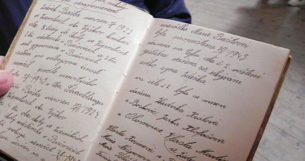 Zápisník dědečka a babičky Zdeňka Bašty. Obsahuje i zmnku, že rodinu gestapu udal někdo ze sousedů.