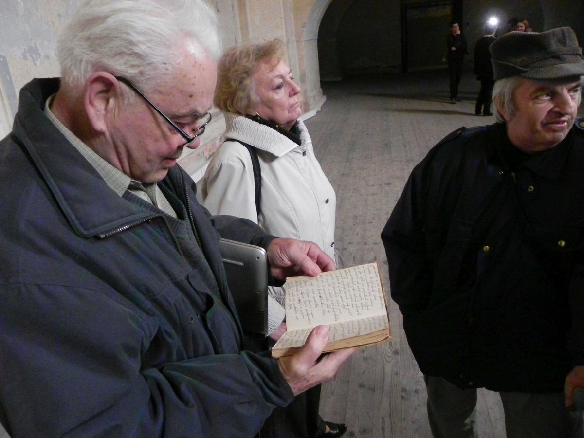 Zdeněk Bašný (vlevo) se zápisníkem svého dědečka a babičky. Obsahuje i zmínku, že rodinu gestapu udal někdo ze sousedů