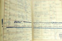 Rozstřílená sanitka i dojemný vzkaz v knize výjezdů. Pražská záchranka zveřejnila mrazivé detaily ze srpna 1968