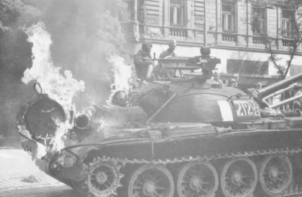 Hořící tank před rozhlasem na Vinohradské ulici.