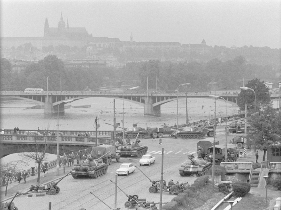 Smutný obrázek ze srpnové Prahy před 49 lety: tanky a obrněnci na nábřeží jako výhrůžka Pražskému hradu v pozadí