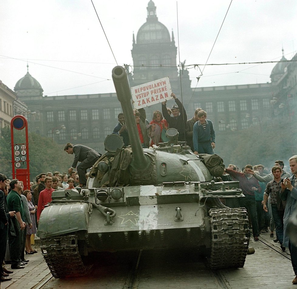 Na tank na Václavském náměstí přinesli lidé vtipnou ceduli.