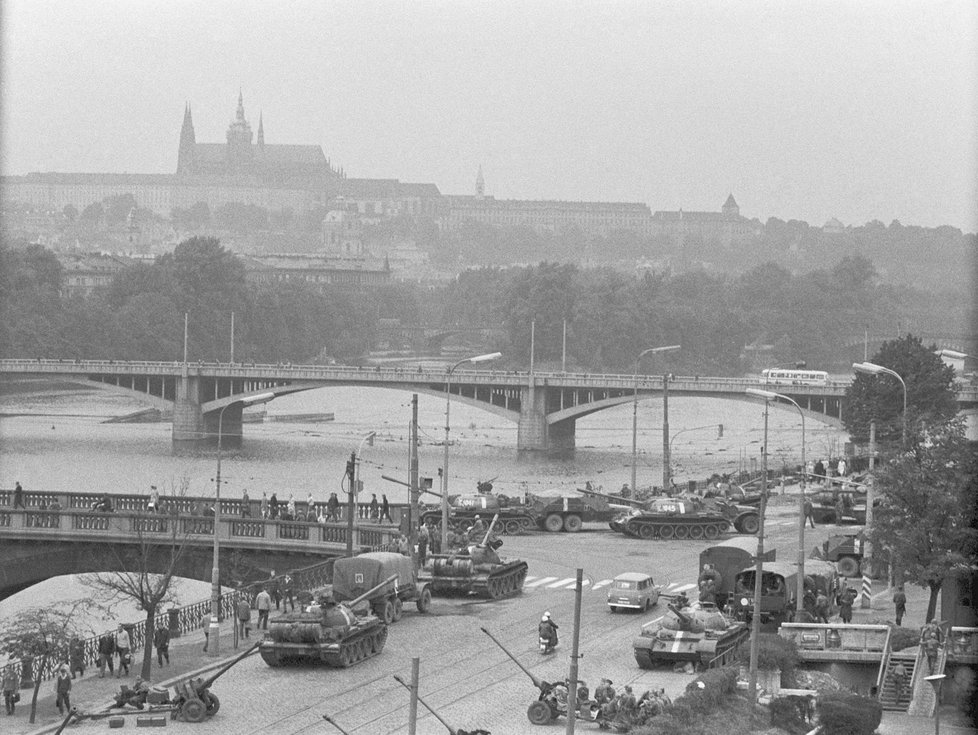 Smutný obrázek ze srpnové Prahy před 50 lety: tanky a obrněnci na nábřeží jako výhrůžka Pražskému hradu v pozadí.