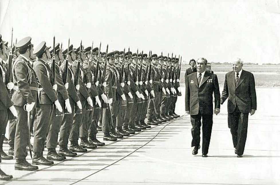 Normalizace v plném proudu. Snímek dokumentuje uvítání Leonida Brežněva s Gustávem Husákem na ruzyňském letišti v dubnu 1976.