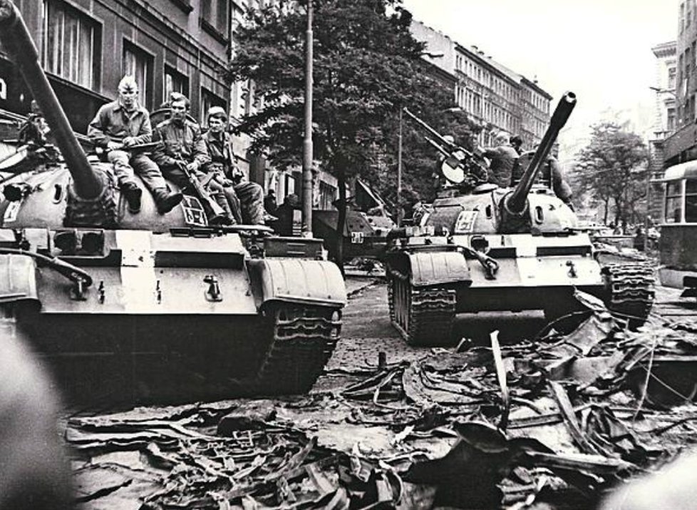 Sovětským vojákům v srpnu 1968 nekladla naše armáda odpor. Přesto v řadě případů zcela bezdůvodně zahájili palbu do neozbrojených civilistů...