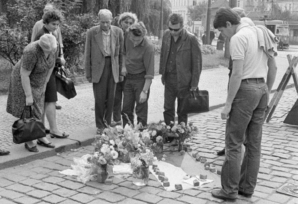 Srpen 1968: Lidé tehdy přinášeli květiny a svíčky na místo, kde byla zastřelena Marie Charousková.