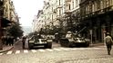 A tak burácely tanky Pařížskou ulicí.