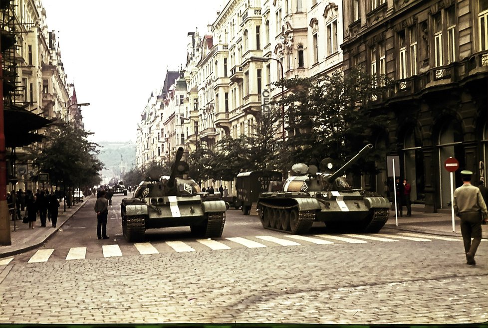 A tak burácely tanky Pařížskou ulicí.