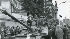 Sovětské samohybné dělo projíždí kolem hlavního nádraží 21. 8. 1968.