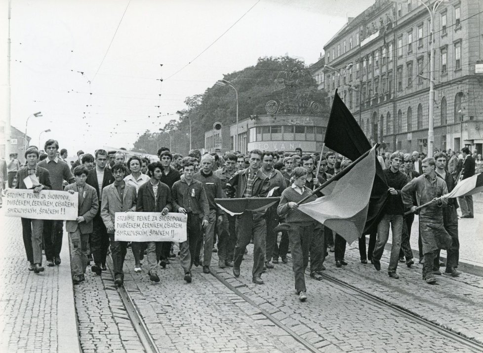 Demonstrace Brňanů na protest proti okupaci před hlavním nádražím.