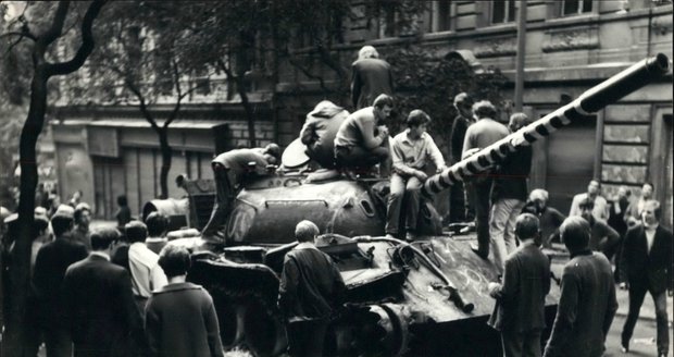 Ruský tank s okupanty v ulicích Prahy.