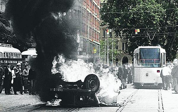 Před hotelem Grand na tehdejší třídě 1. máje, dnešní Benešově ulici, převrátili v roce 1969 demonstranti vojenské auto.