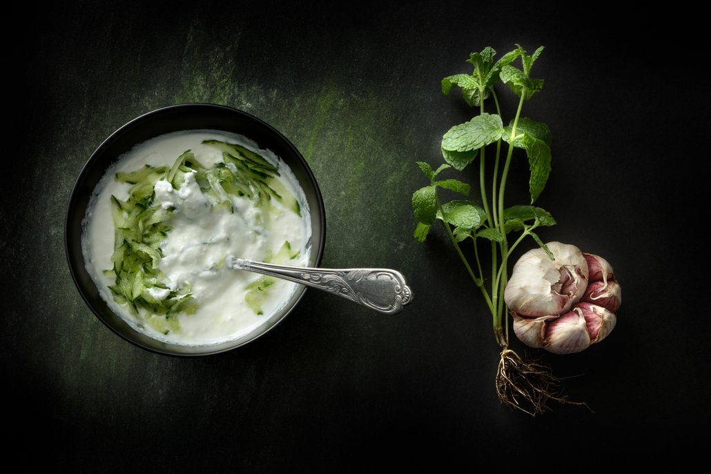 Okurkový salát se zakysanou smetanou na způsob řeckých tzatziki