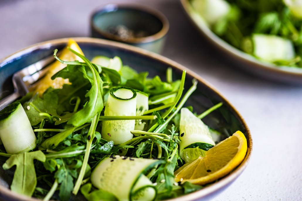 Zbylé čerstvé nakládačky využijte třeba do salátu. Místo nožem je ale nastrouhejte škrabkou na zeleninu, vzniknou tak efektní ruličky