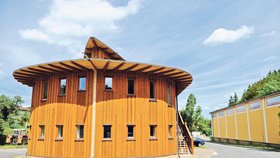 Kruhovou stavbu ze dřeva v areálu společnosti Country Life v Nenačovicích označují místní lidé za modlitebnu Církve adventistů sedmého dne