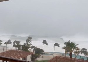 Mexické pobřeží zasáhl hurikán Olaf