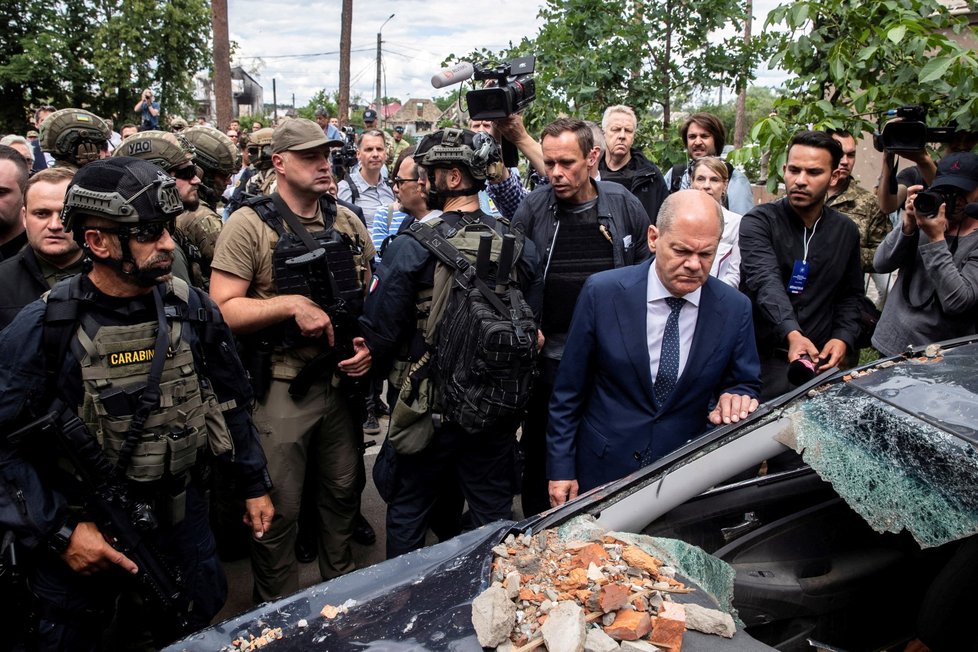 Francouzský prezident Emmanuel Macron a německý kancléř Olaf Scholz ve městě Irpiň (16. 6. 2022)