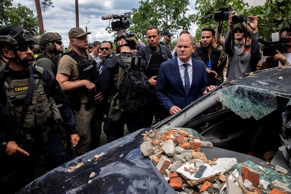 Francouzský prezident Emmanuel Macron a německý kancléř Olaf Scholz ve městě Irpiň (16.6.2022)