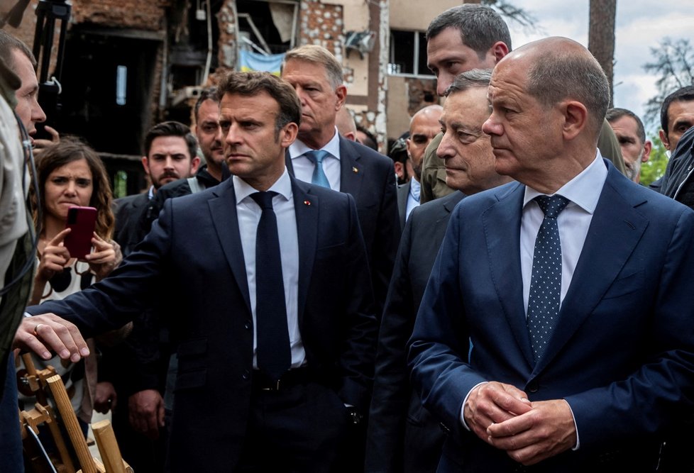Francouzský prezident Emmanuel Macron a německý kancléř Olaf Scholz ve městě Irpiň (16.6.2022)