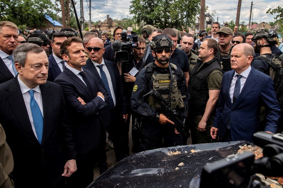 Francouzský prezident Emmanuel Macron a německý kancléř Olaf Scholz ve městě Irpiň (16.6.2022)