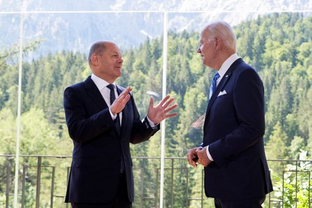 Americký prezident Joe Biden a německý kancléř Olaf Scholz na summitu G7 (26.6.2022)