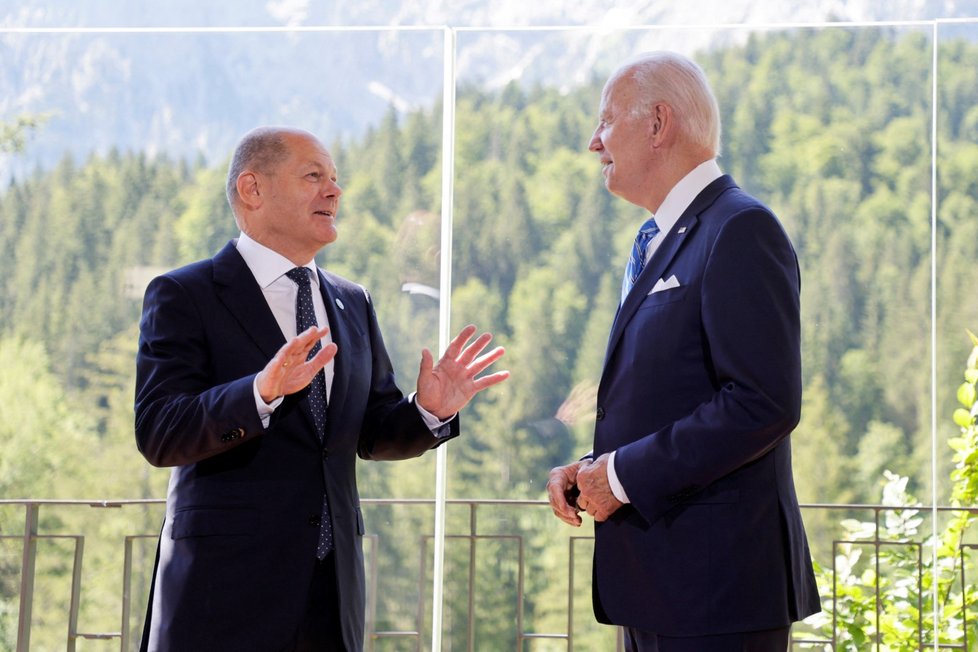 Americký prezident Joe Biden a německý kancléř Olaf Scholz na summitu G7 (26.6.2022)