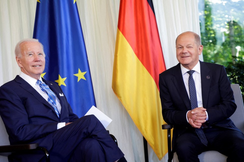 Americký prezident Joe Biden a německý kancléř Olaf Scholz na summitu G7 (26.6.2022)