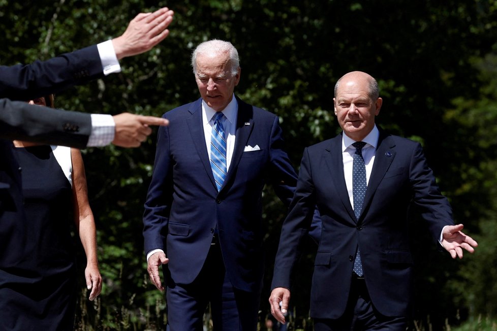 Americký prezident Joe Biden a německý kancléř Olaf Scholz na summitu G7 (26. 6. 2022)