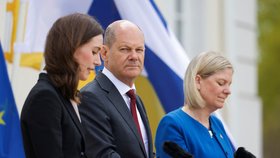 Německý kancléř Olaf Scholz jednal s premiérkami Finska a Švédska Sannou Marinovou a Magdalenou Anderssonovou na zámku Meseberg (3. 5. 2022)