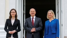 Německý kancléř Olaf Scholz jednal s premiérkami Finska a Švédska Sannou Marinovou a Magdalenou Anderssonovou na zámku Meseberg (3.5.2022)